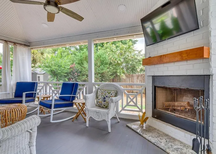Holiday home Paradise: Furnished Deck & Gas Grill!