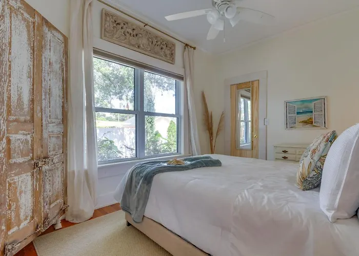Holiday home Paradise: Furnished Deck & Gas Grill!