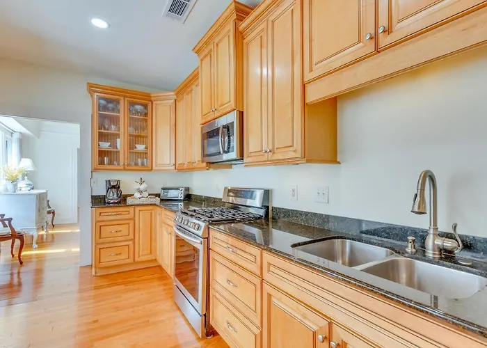 Holiday home Paradise: Furnished Deck & Gas Grill!
