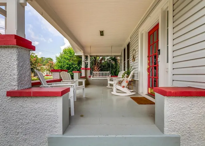 Holiday home Paradise: Furnished Deck & Gas Grill!